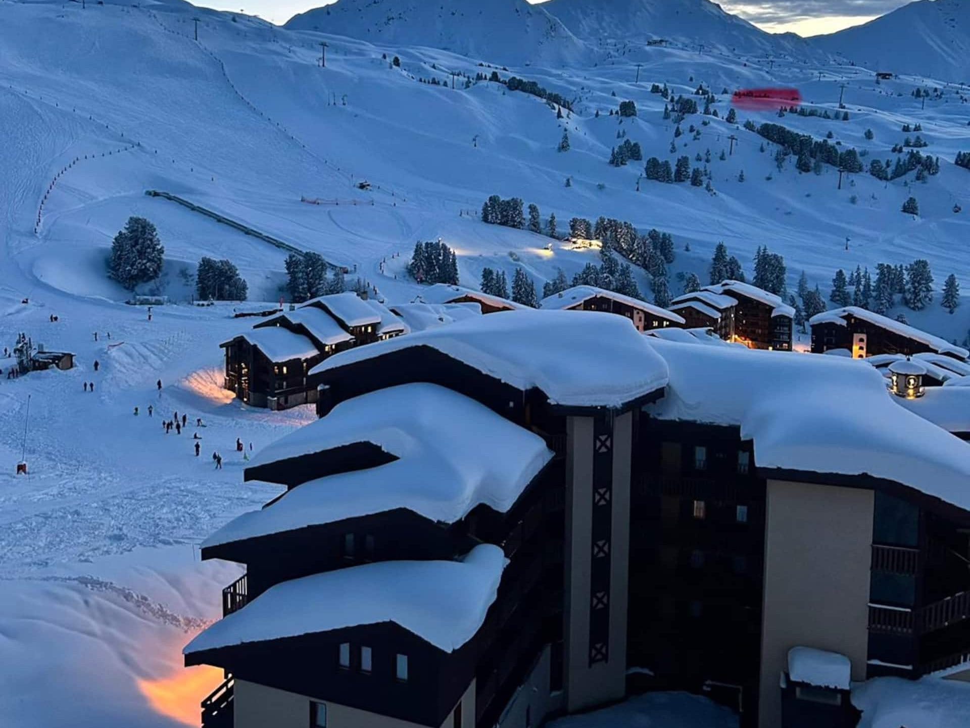 La vue depuis le balcon en février, pistes enneigées et sommets
