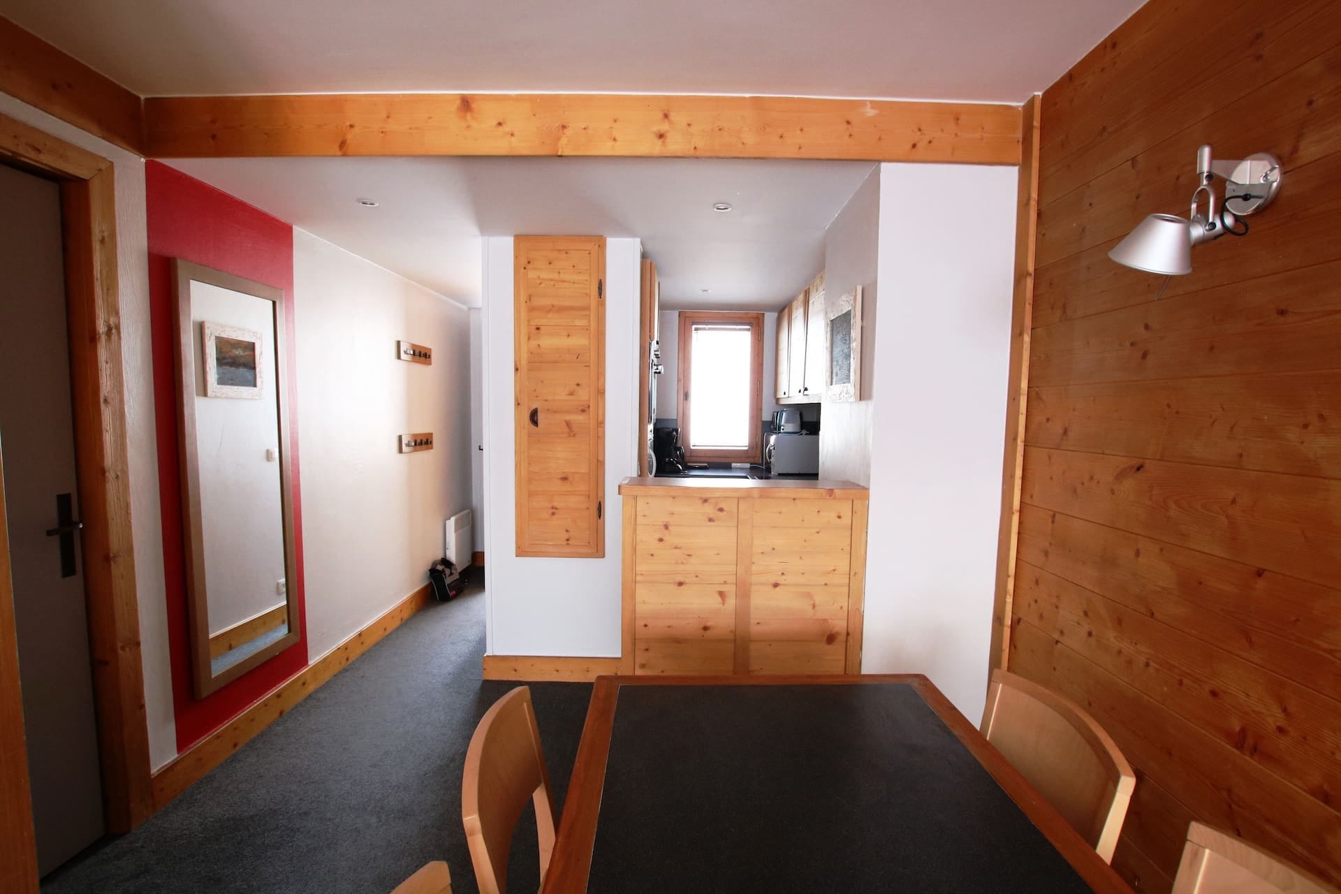 L'entrée de l'appartement, avec son grand placard de rangement