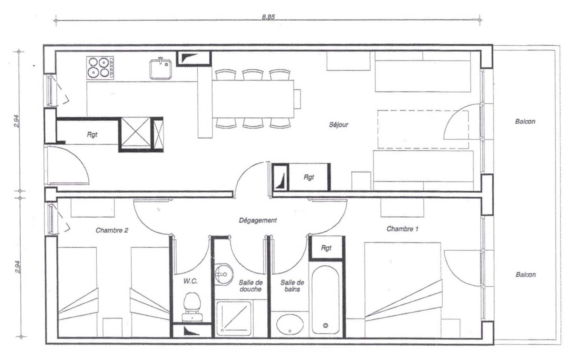 Plan de l'appartement : séjour et cuisine ouverte, deux chambres, salle de bain, salle d'eau, WC séparés et balcon plein sud