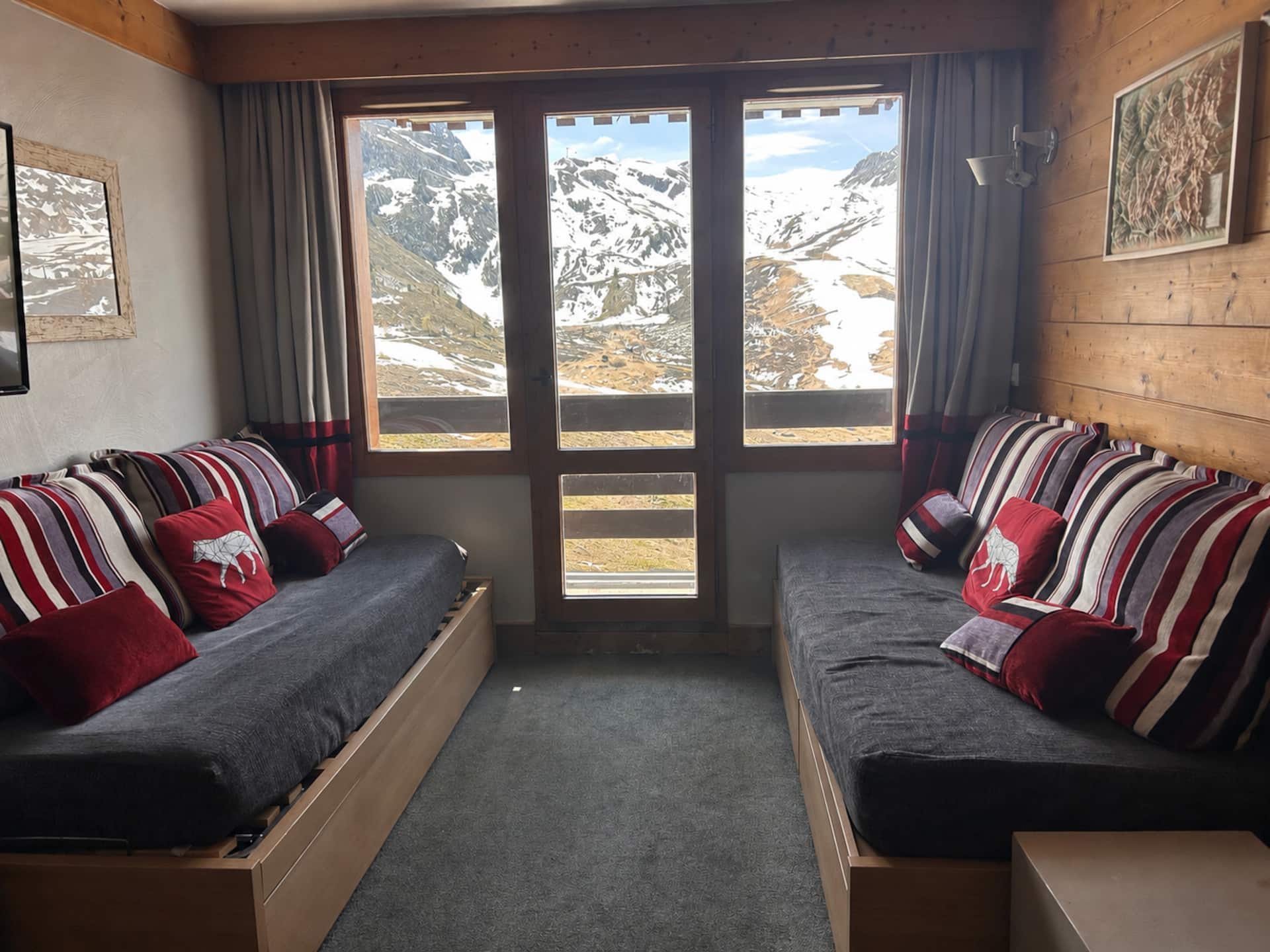 Le séjour de l'appartement avec sa grande table et l'accès au balcon